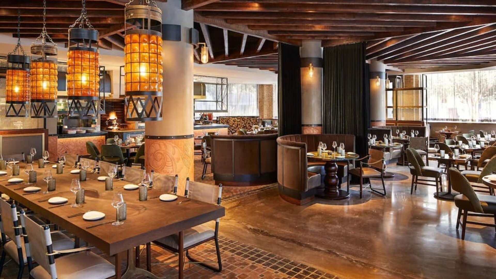 Dining area perfect for coworking at The Plaza Pioneer Park, El Paso.