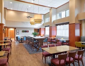Breakfast area perfect for coworking at Hampton Inn & Suites Providence/Smithfield.