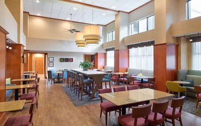 Breakfast area perfect for coworking at Hampton Inn & Suites Providence/Smithfield.