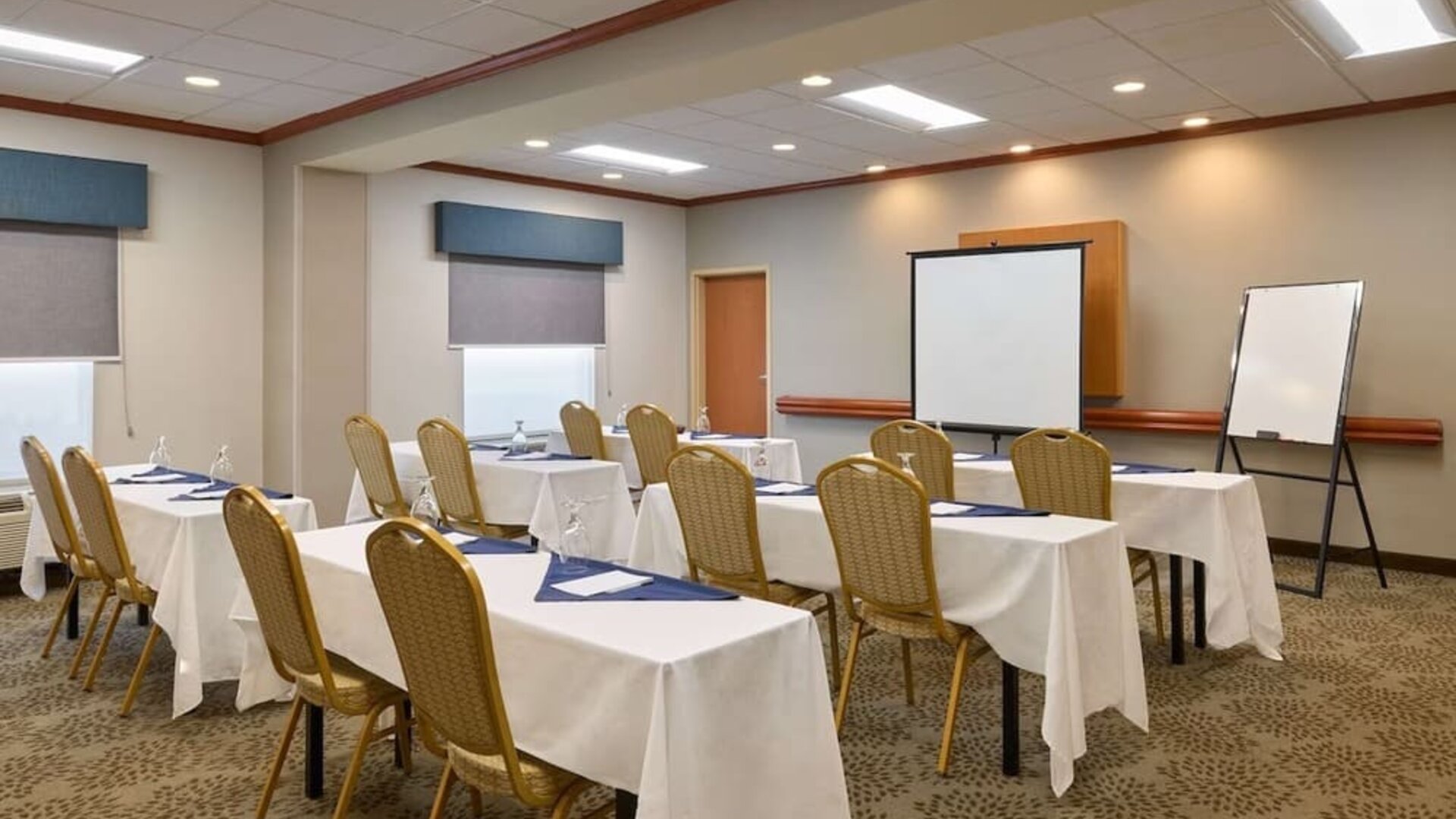 Meeting room at Hampton Inn & Suites Providence/Smithfield.