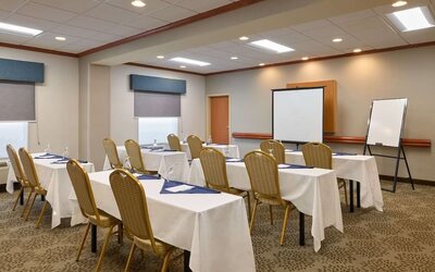 Meeting room at Hampton Inn & Suites Providence/Smithfield.