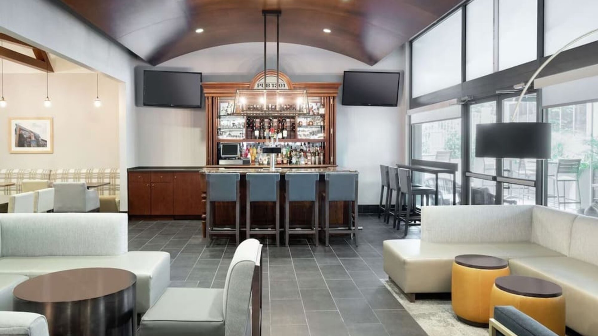 Bar and lounge area perfect for coworking at Hampton Inn Philadelphia Center City - Convention Center.
