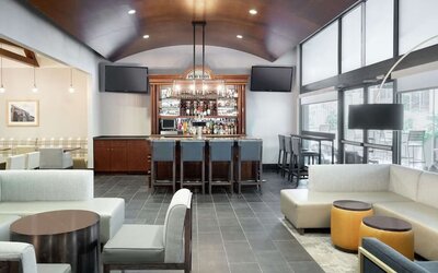 Bar and lounge area perfect for coworking at Hampton Inn Philadelphia Center City - Convention Center.