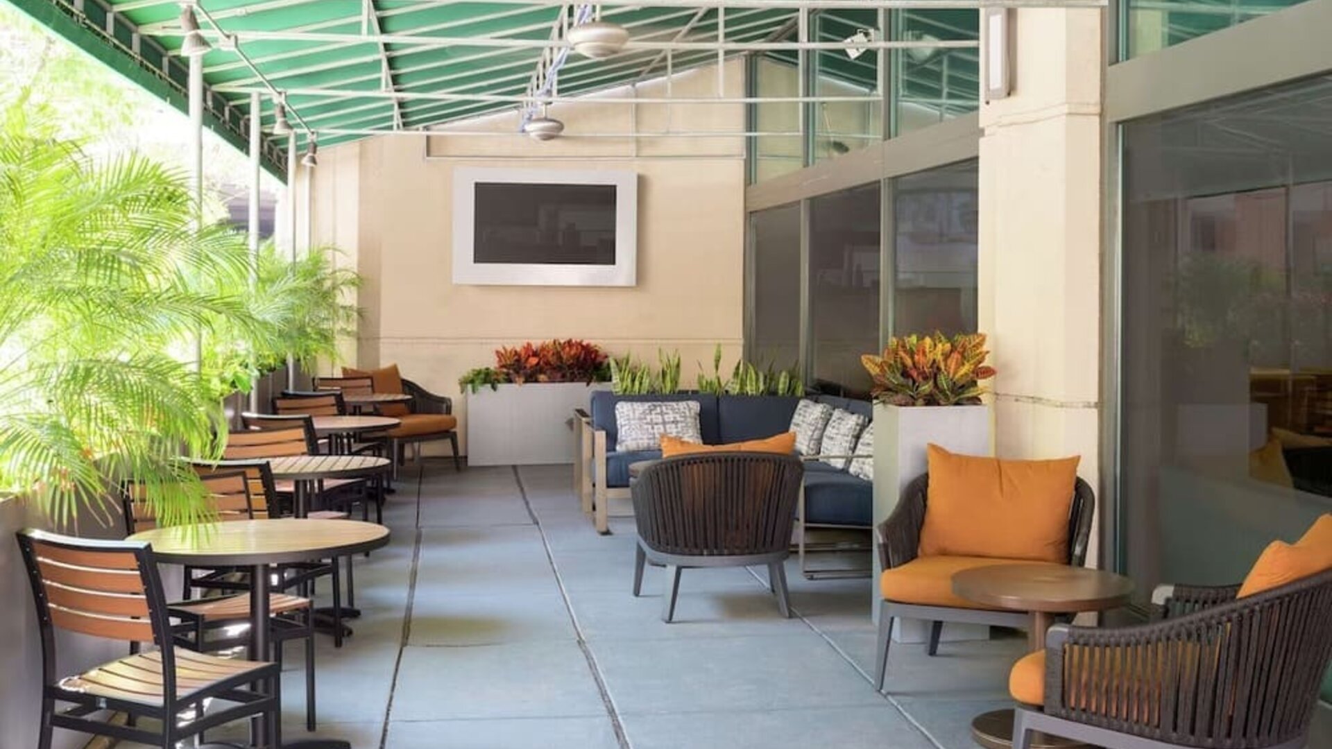 Patio perfect for coworking at Hampton Inn Philadelphia Center City - Convention Center.