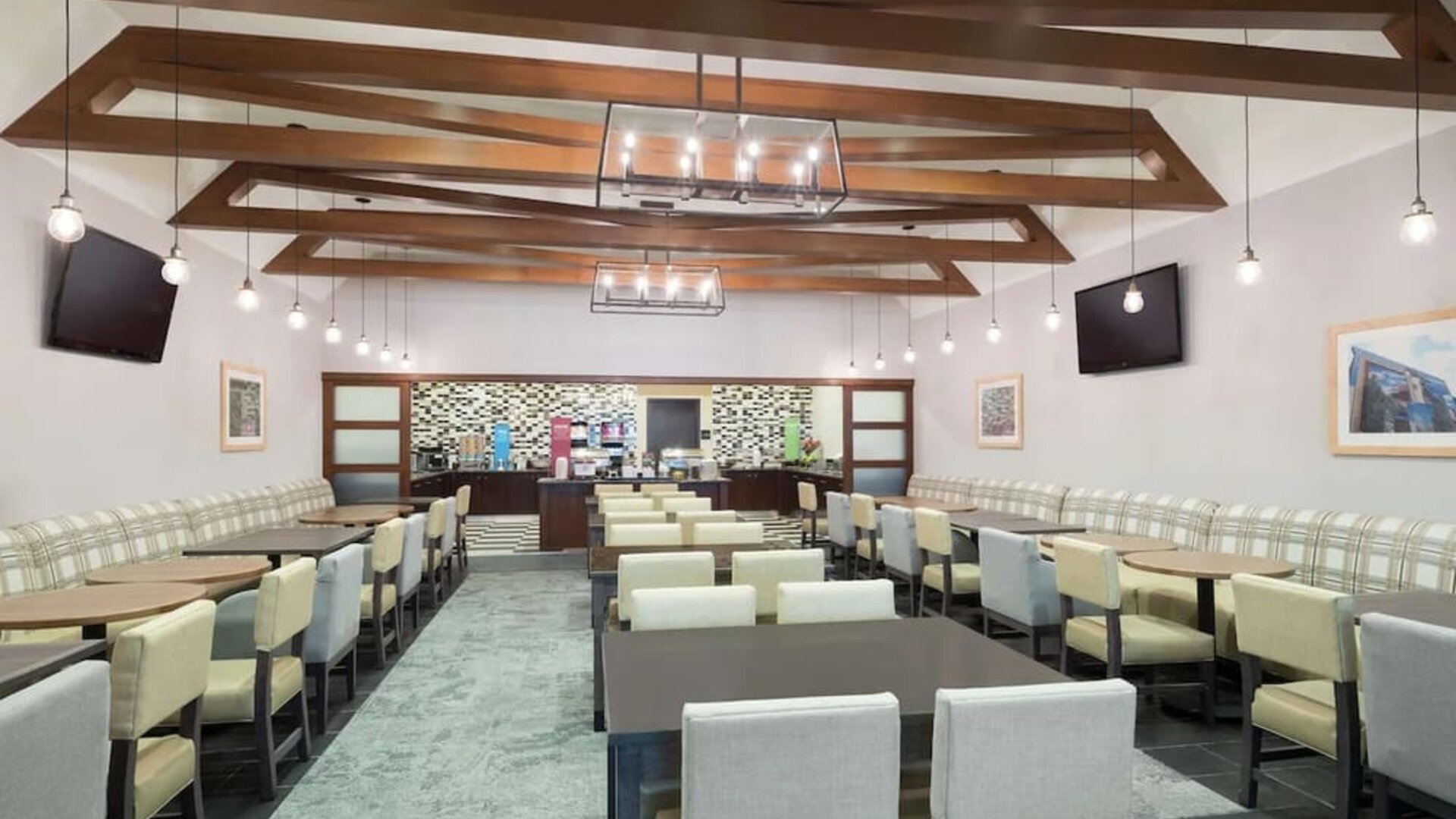 Breakfast area perfect for coworking at Hampton Inn Philadelphia Center City - Convention Center.