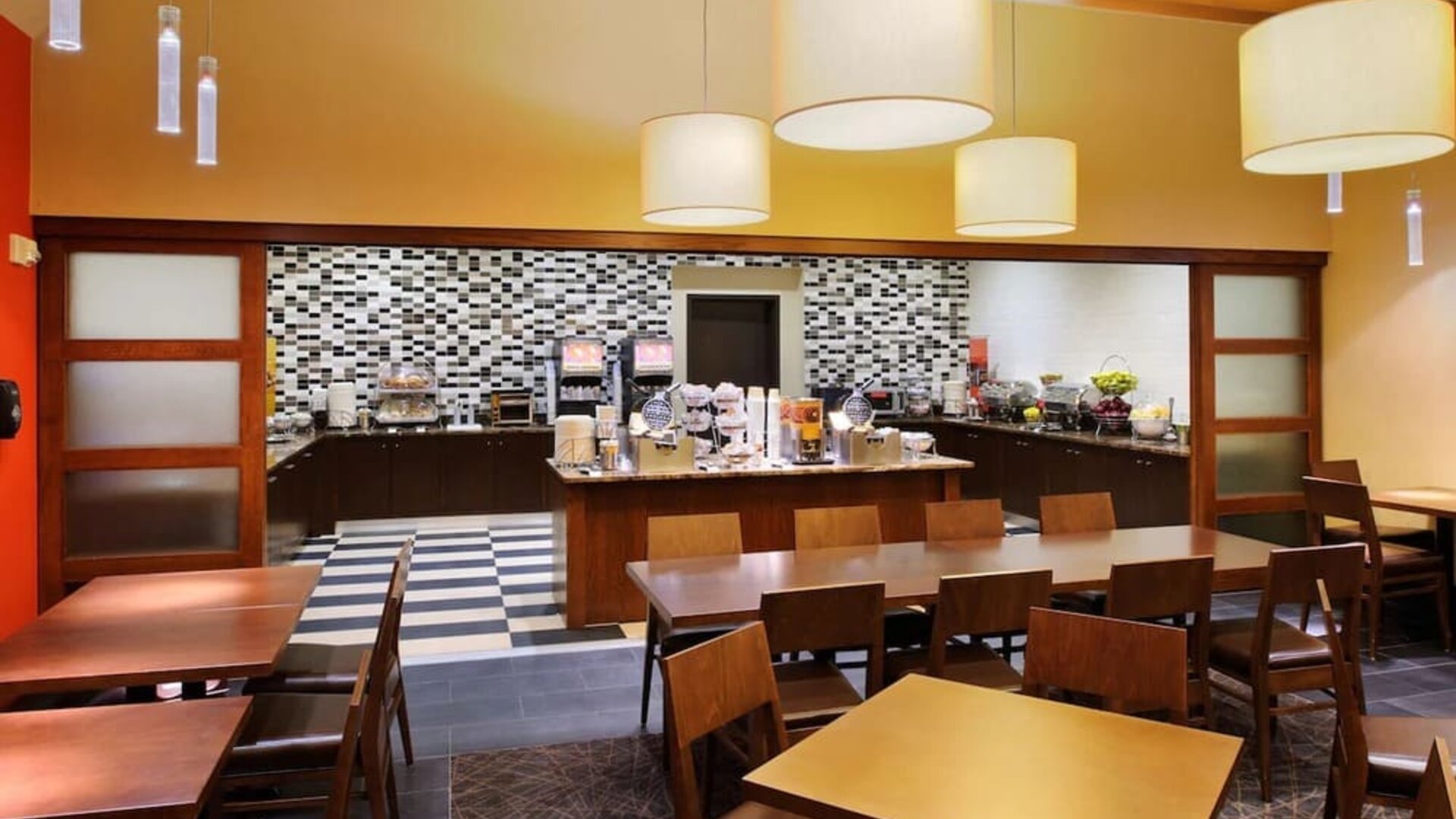 Dining area perfect for coworking at Hampton Inn Philadelphia Center City - Convention Center.