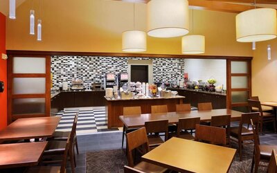 Dining area perfect for coworking at Hampton Inn Philadelphia Center City - Convention Center.