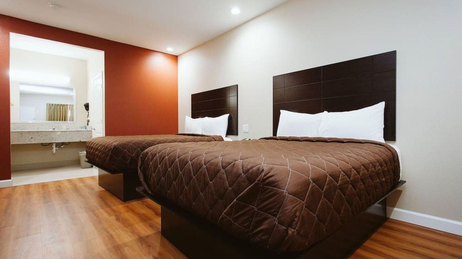 Queen beds at Palace Inn 290 & Jones Rd.