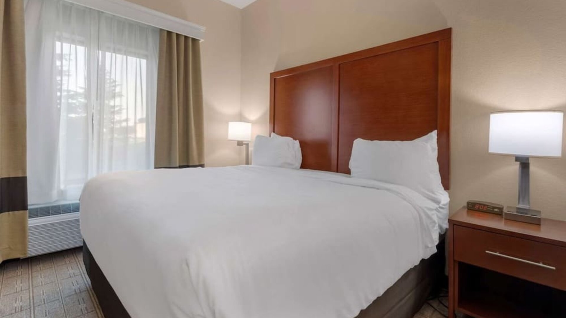 Day use room with natural light at Comfort Inn & Suites Mankato.