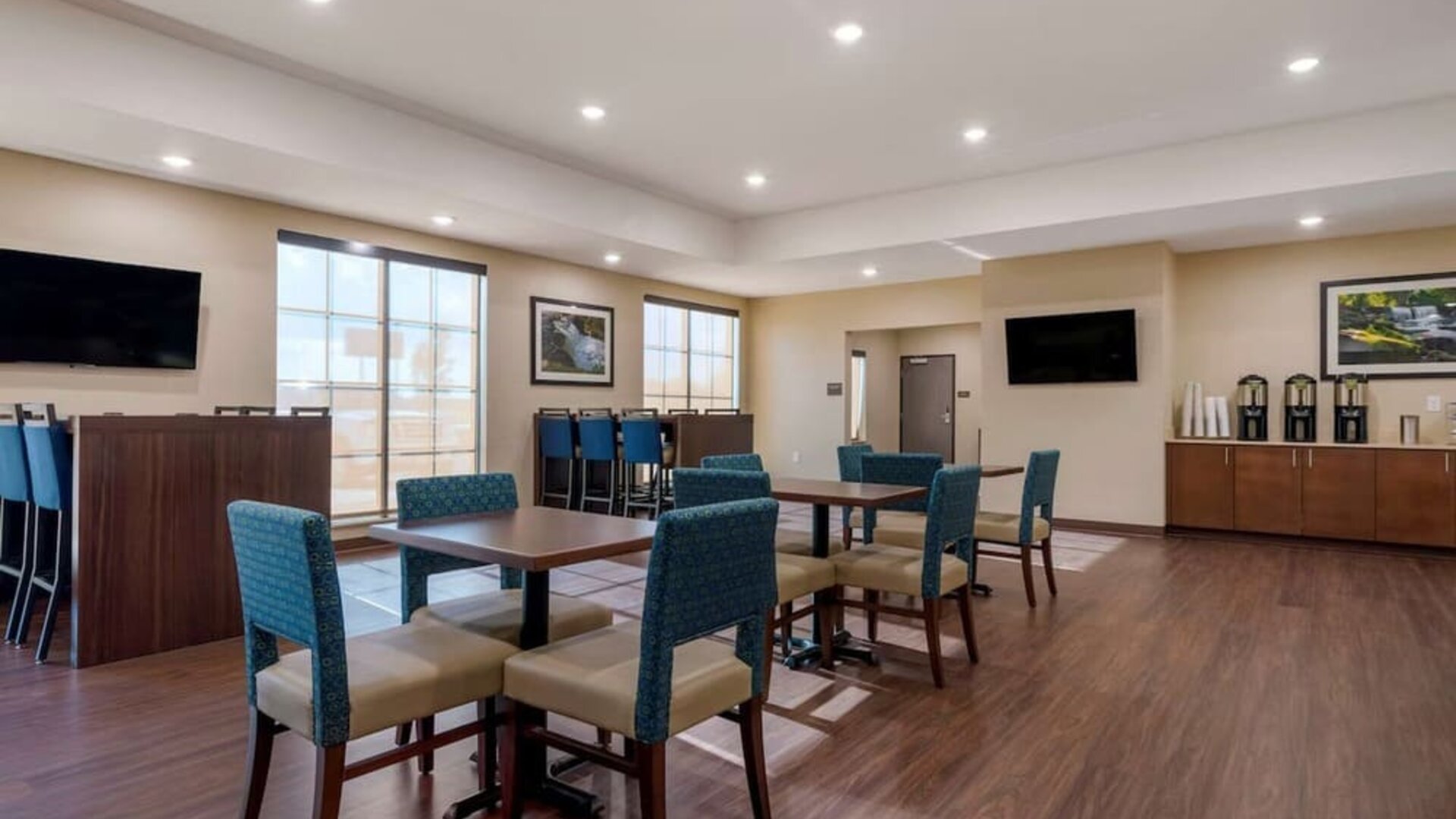 Breakfast area perfect for coworking at Comfort Inn & Suites Mankato.