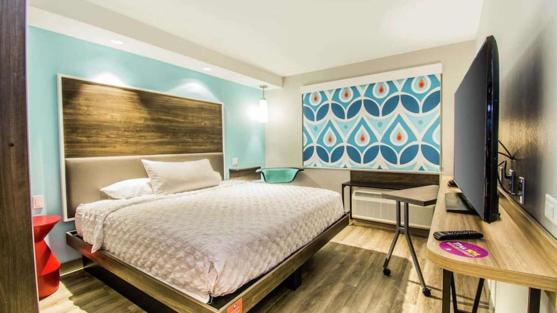 Spacious, king sized bed with workdesk and TV at Tru By Hilton Bowling Green.