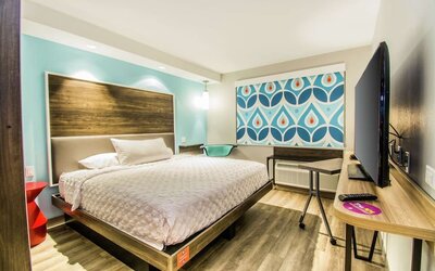 Spacious, king sized bed with workdesk and TV at Tru By Hilton Bowling Green.