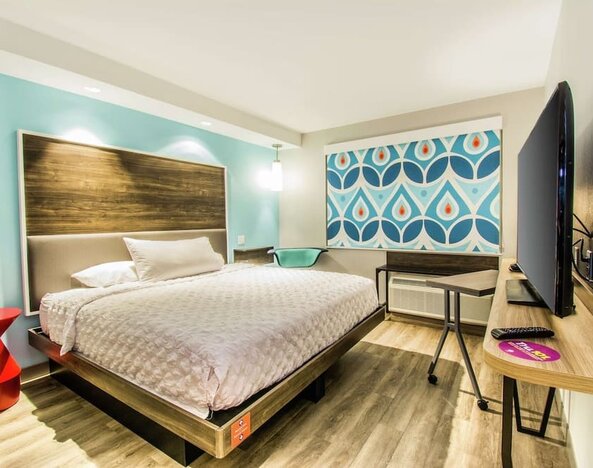 Spacious, king sized bed with workdesk and TV at Tru By Hilton Bowling Green.