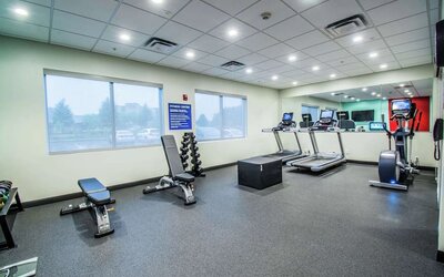 Fitness center at Tru By Hilton Bowling Green.