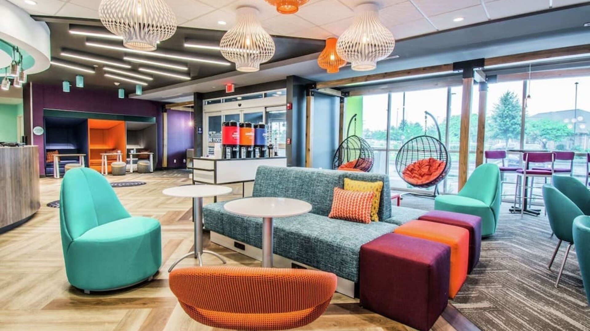 Lobby and coworking lounge at Tru By Hilton Bowling Green.
