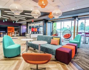 Lobby and coworking lounge at Tru By Hilton Bowling Green.