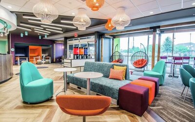 Lobby and coworking lounge at Tru By Hilton Bowling Green.