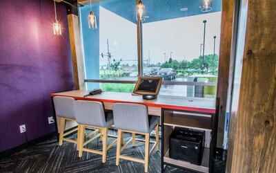 Quiet coworking space with natural light at Tru By Hilton Bowling Green.