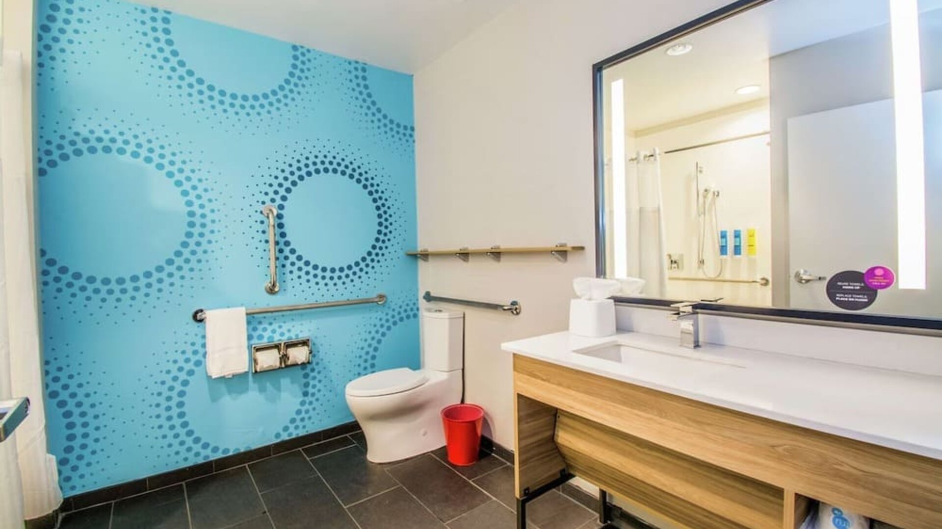 Guest bathroom with shower at Tru By Hilton Bowling Green.