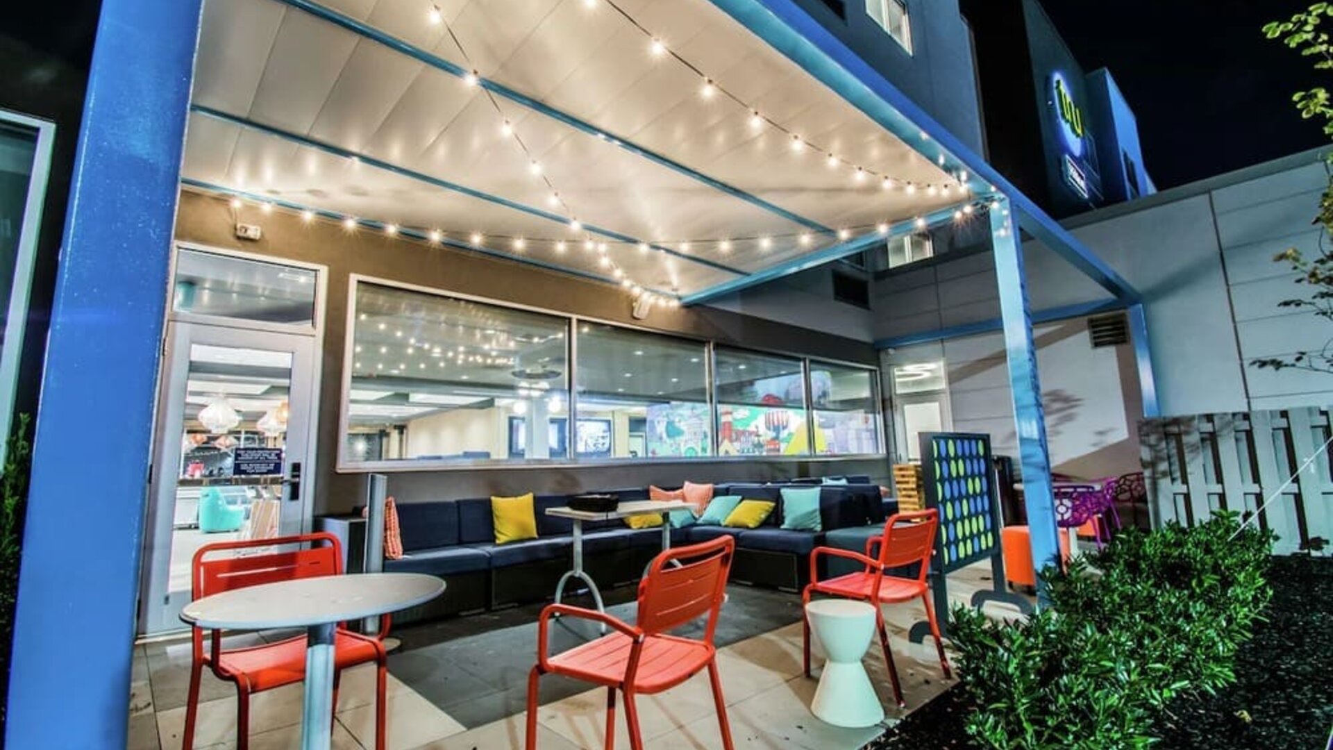 Outdoor seats at Tru By Hilton Bowling Green.