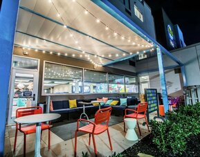 Outdoor seats at Tru By Hilton Bowling Green.