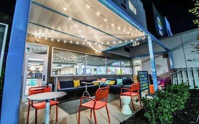 Outdoor seats at Tru By Hilton Bowling Green.