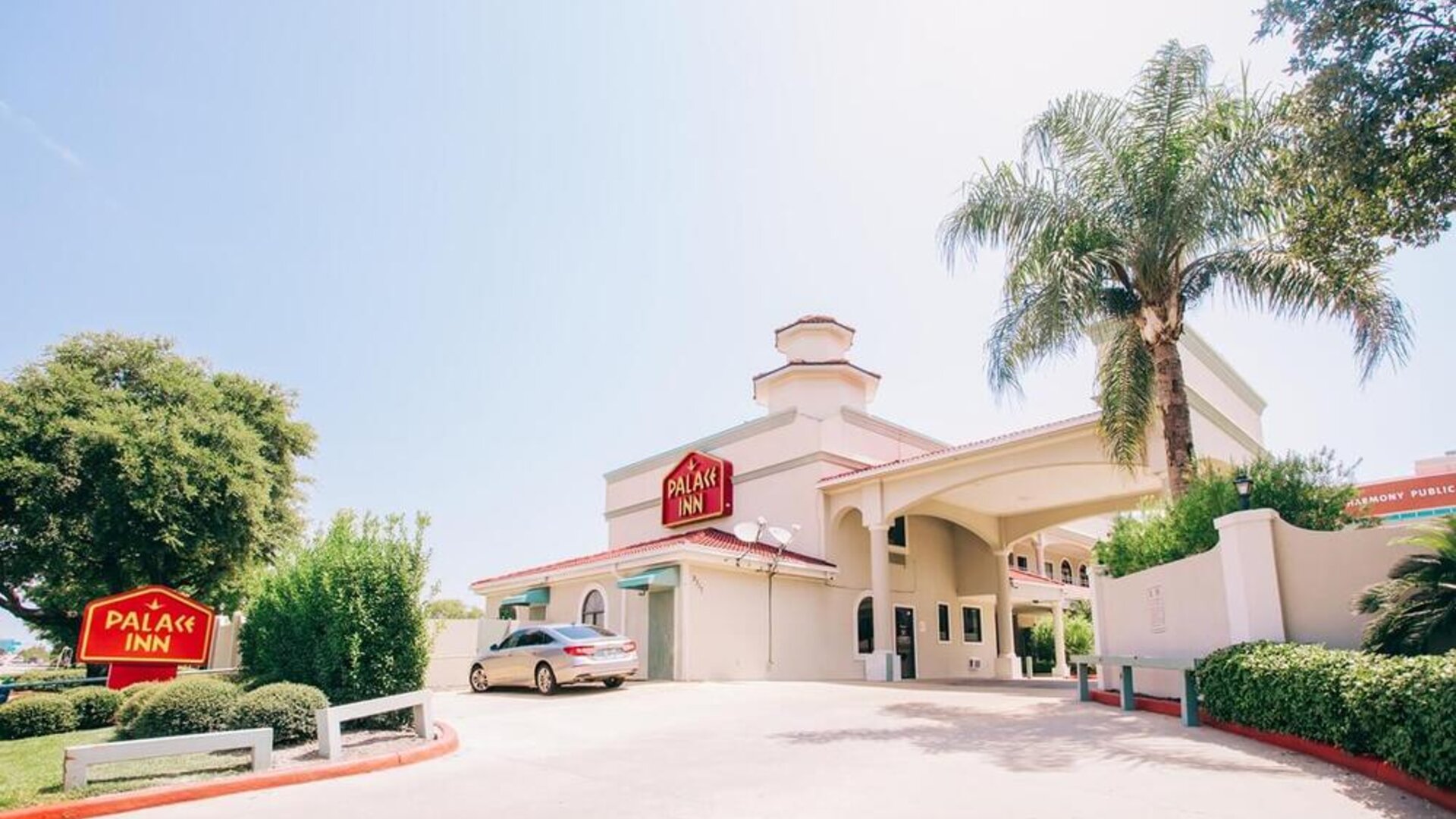 Hotel entrance at Palace Inn Beltway 8 & Bissonnet.