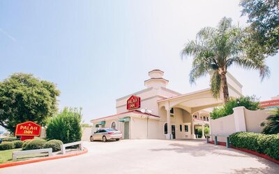 Hotel entrance at Palace Inn Beltway 8 & Bissonnet.