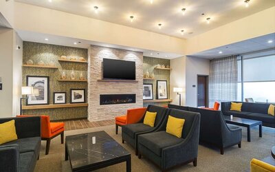Lobby and coworking lounge at Hampton Inn Chicago North/Loyola Station.