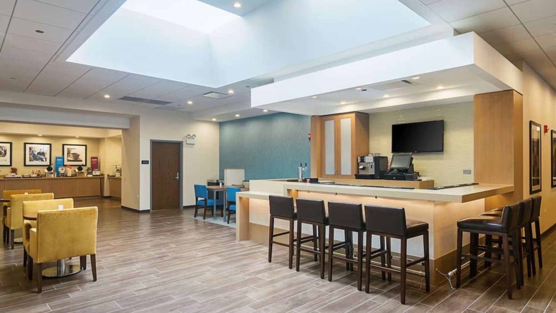 Hotel bar at Hampton Inn Chicago North/Loyola Station.