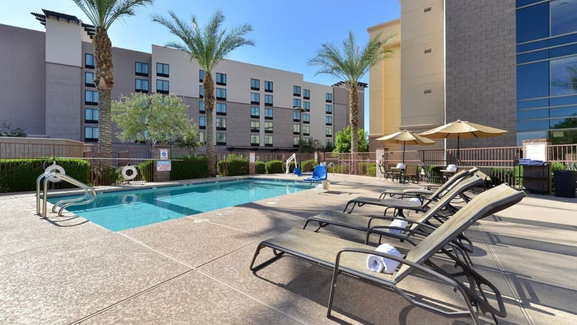 Sun loungers beside the pool at Hampton Inn & Suites Phoenix/Gilbert.