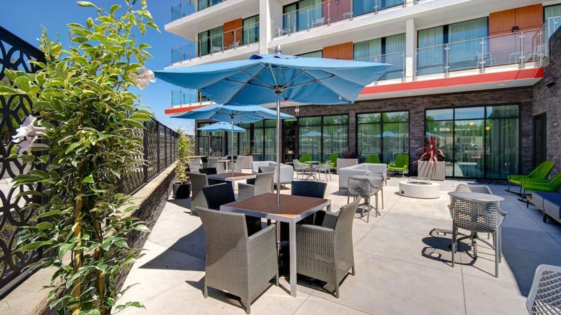 Courtyard perfect for coworking at Hampton Inn & Suites Sunnyvale Silicon Valley.