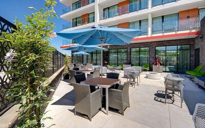 Courtyard perfect for coworking at Hampton Inn & Suites Sunnyvale Silicon Valley.