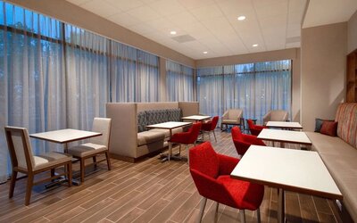 Breakfast area at Hampton Inn & Suites Sunnyvale Silicon Valley.