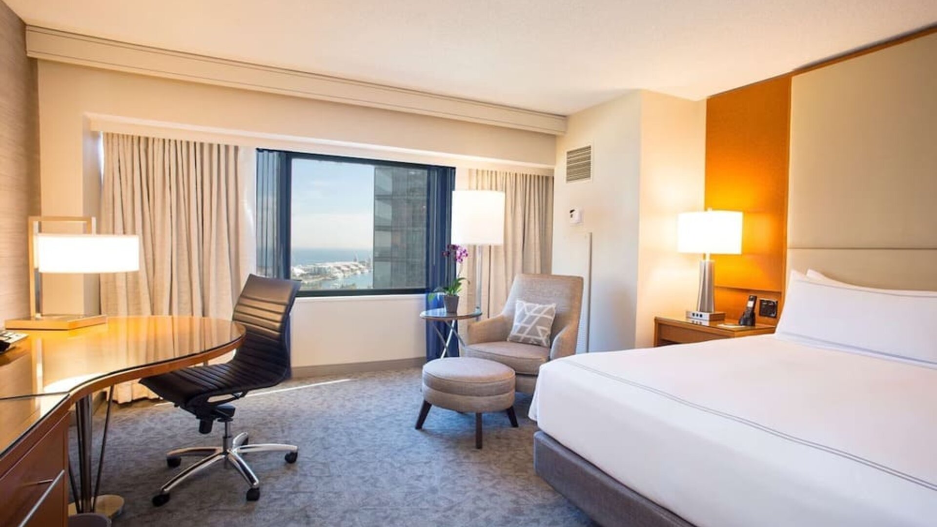 Romantic day room at Swissotel Chicago.