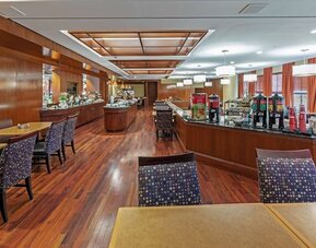 Breakfast area perfect for coworking at DoubleTree By Hilton Tulsa - Warren Place.