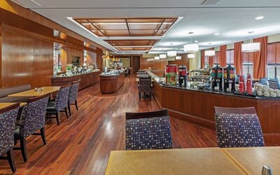 Breakfast area perfect for coworking at DoubleTree By Hilton Tulsa - Warren Place.