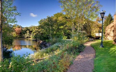 Trail by the river at Hilton Chicago-Northbrook.