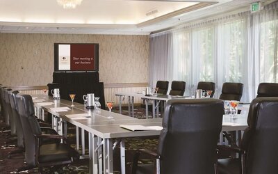 Professional meeting room at DoubleTree By Hilton Sonoma Wine Country.