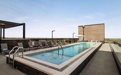 Rooftop wimming pool at Hilton BNA Nashville Airport Terminal.
