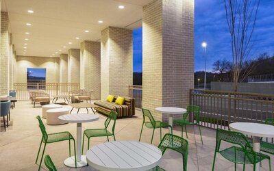 Outdoor seating area at Hilton Garden Inn Nashville West End Avenue.