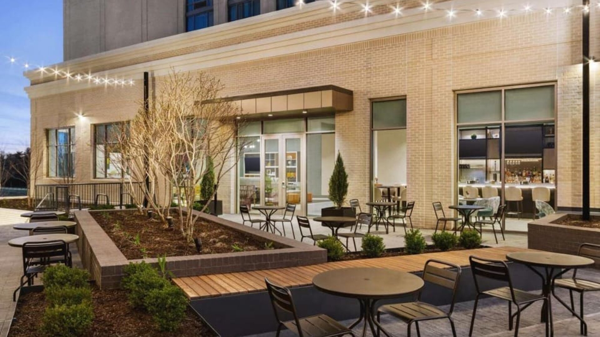 Outdoor seating at Hilton Garden Inn Nashville West End Avenue.
