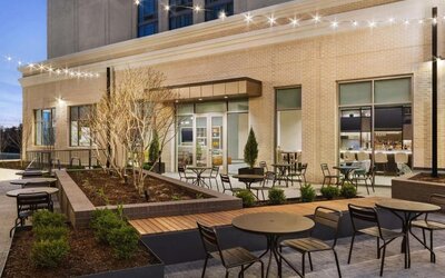 Outdoor seating at Hilton Garden Inn Nashville West End Avenue.