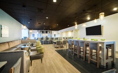 Bar and lounge area at EnVision Hotel And Conference Center Mansfield Foxboro.