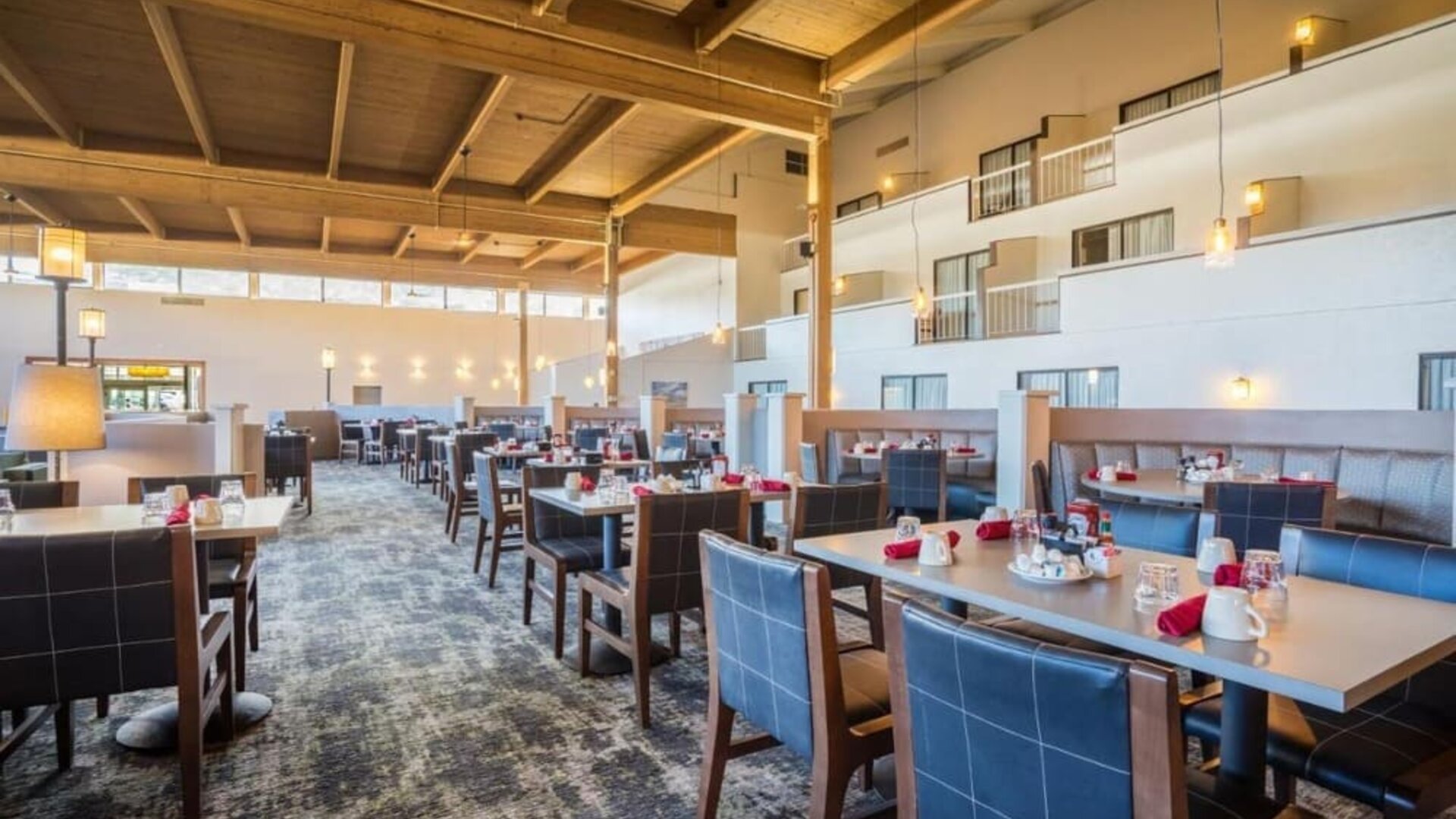 Dining area at EnVision Hotel And Conference Center Mansfield Foxboro.
