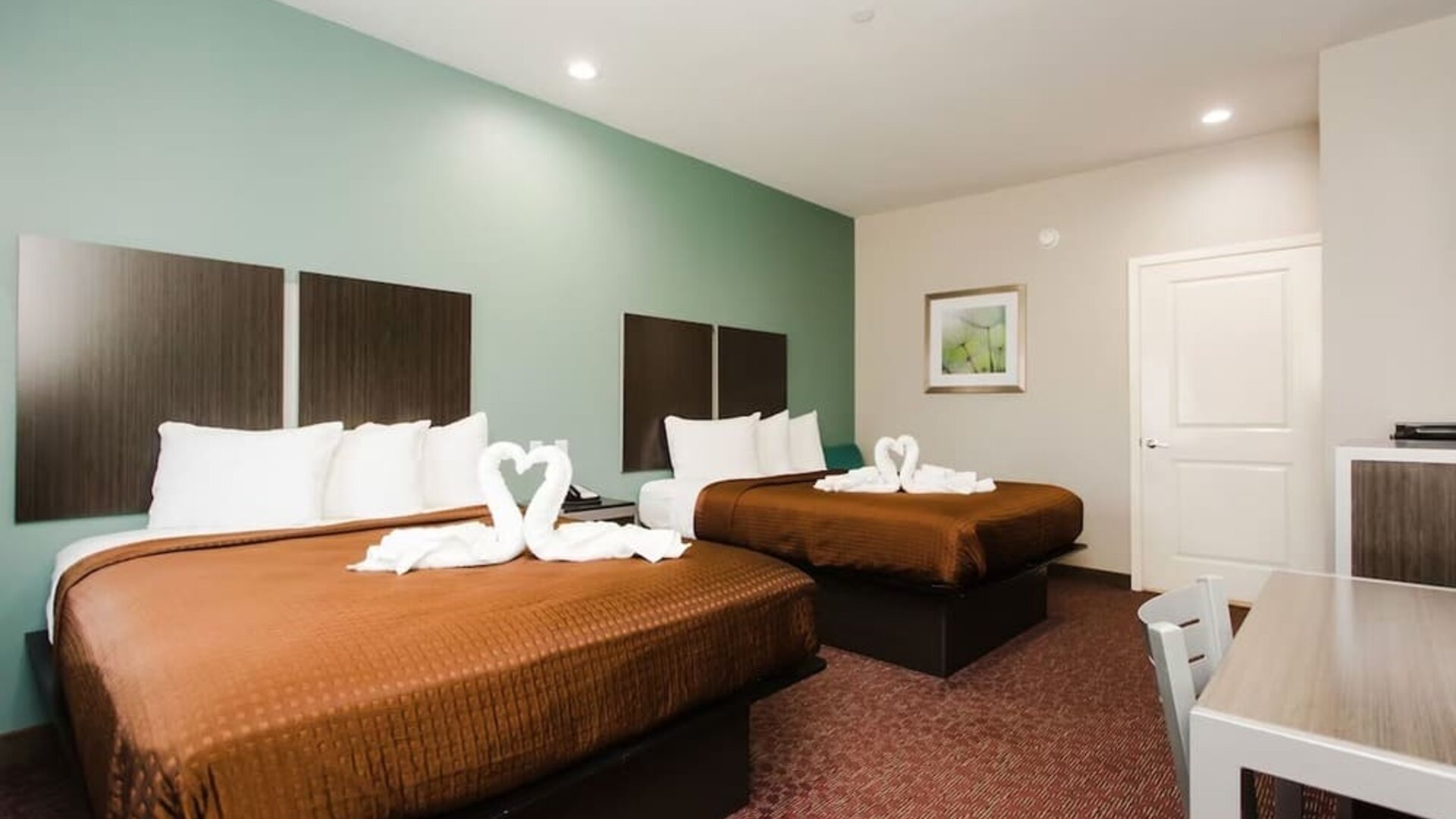 Day use twin room with workdesk and private bathroom at Express Inn - Spring.
