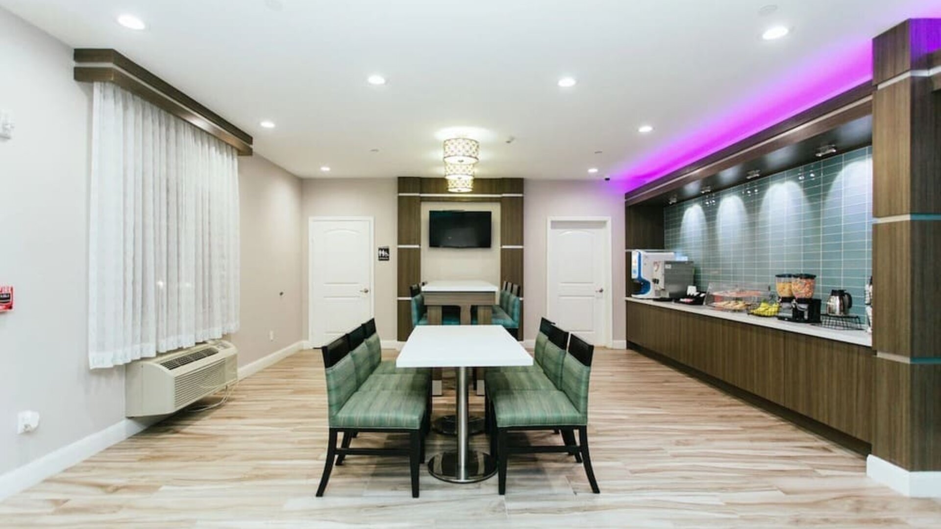 Dining area at Express Inn - Spring.