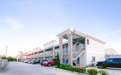 Hotel exterior and parking area at Express Inn - Spring.