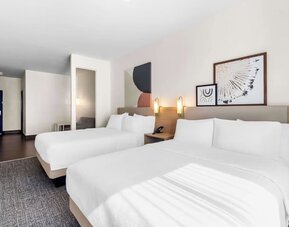 Day use twin room with work desk and private bathroom at Spark By Hilton Pearland.