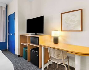 Day use twin room with work desk at Spark By Hilton Pearland.